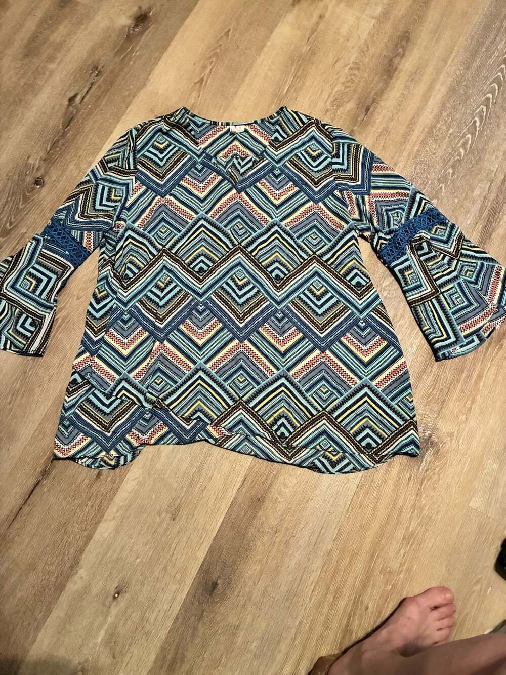 New Directions Geometric Print V-Neck Bell Sleeve Blouse XL